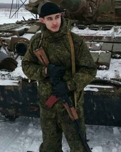 Das letzte Bild, das wir von Sergej bekommen haben, zeigt ihn am 16. November kurz vor dem Einsatz in der Ukraine. Blaß und verängstigt, denn er weiß, was ihm bevorsteht.